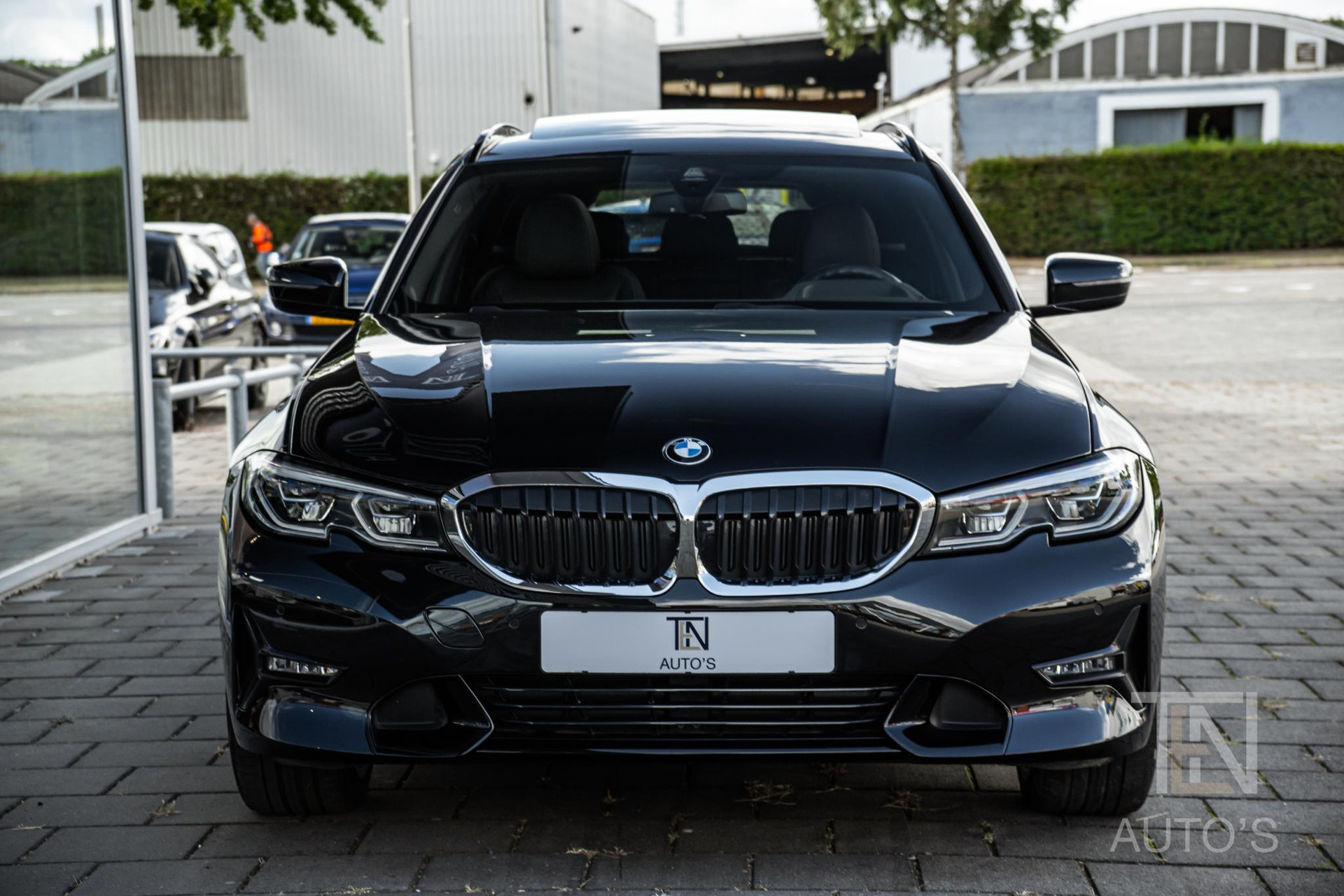 47193672-6.jpg